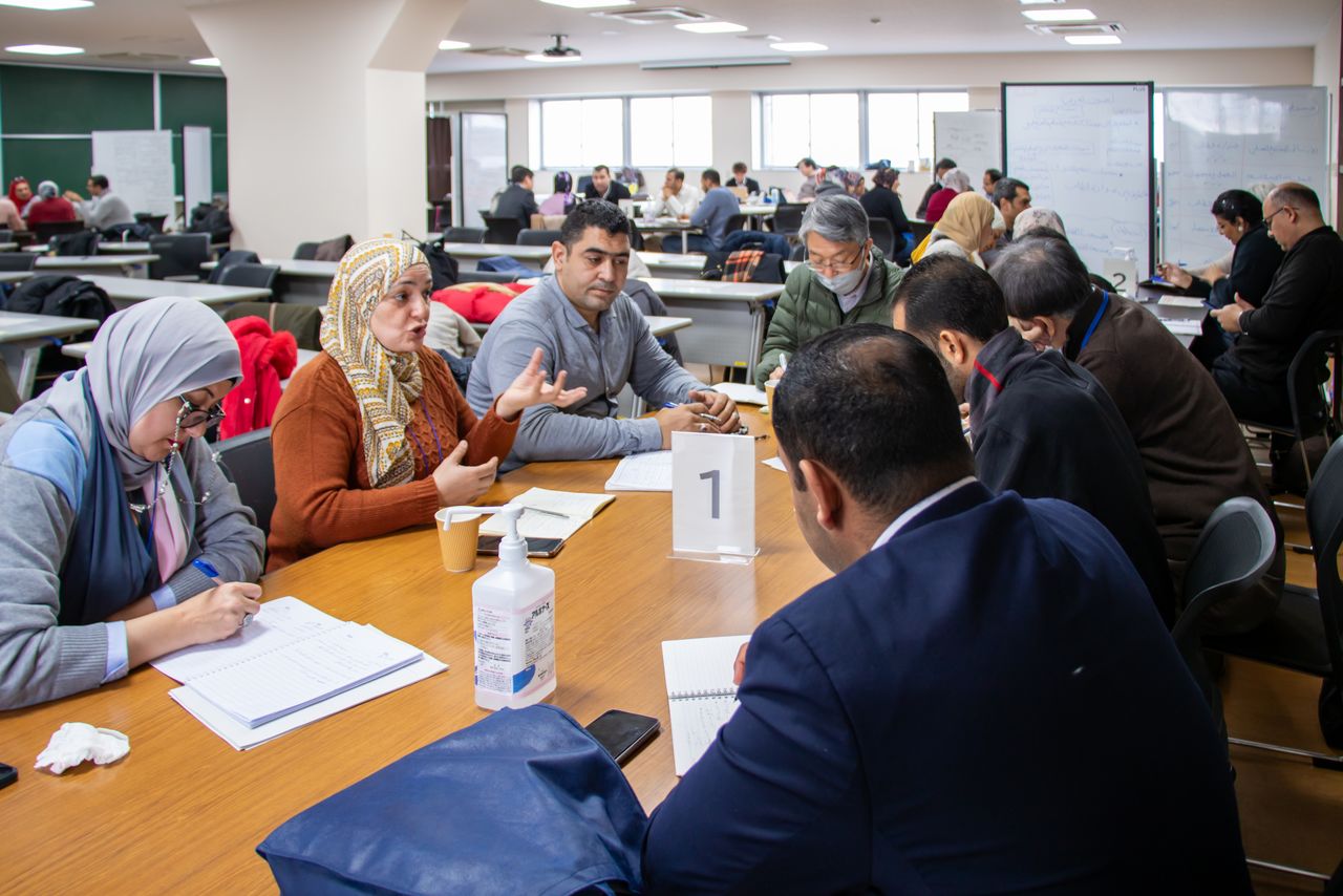 At a group discussion session, EJS teachers applaud each time someone makes an observation. (© Nippon.com)