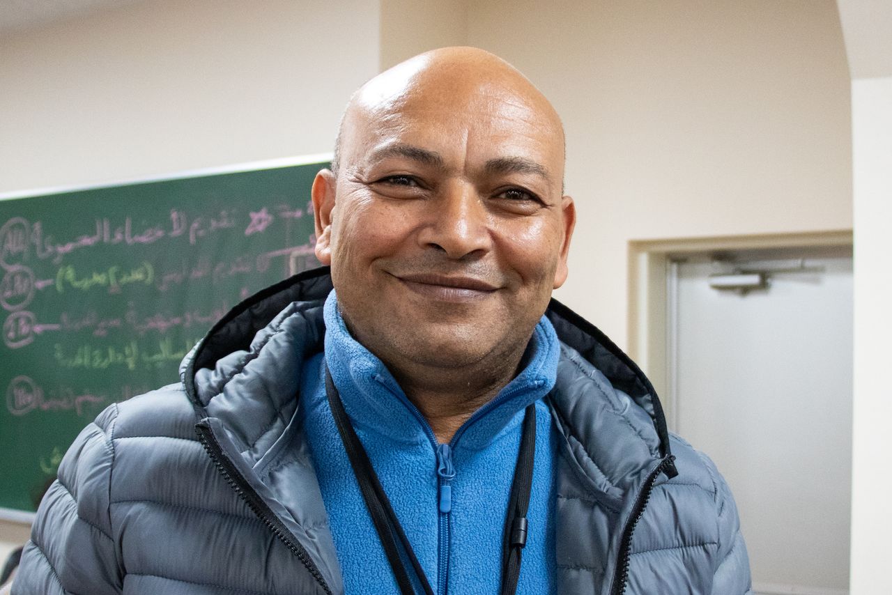 The principal of the EJS Port Said Elementary School says that actually seeing classroom cleaning and other activities made him realize that they help stimulate the children’s personal development. (© Nippon.com)