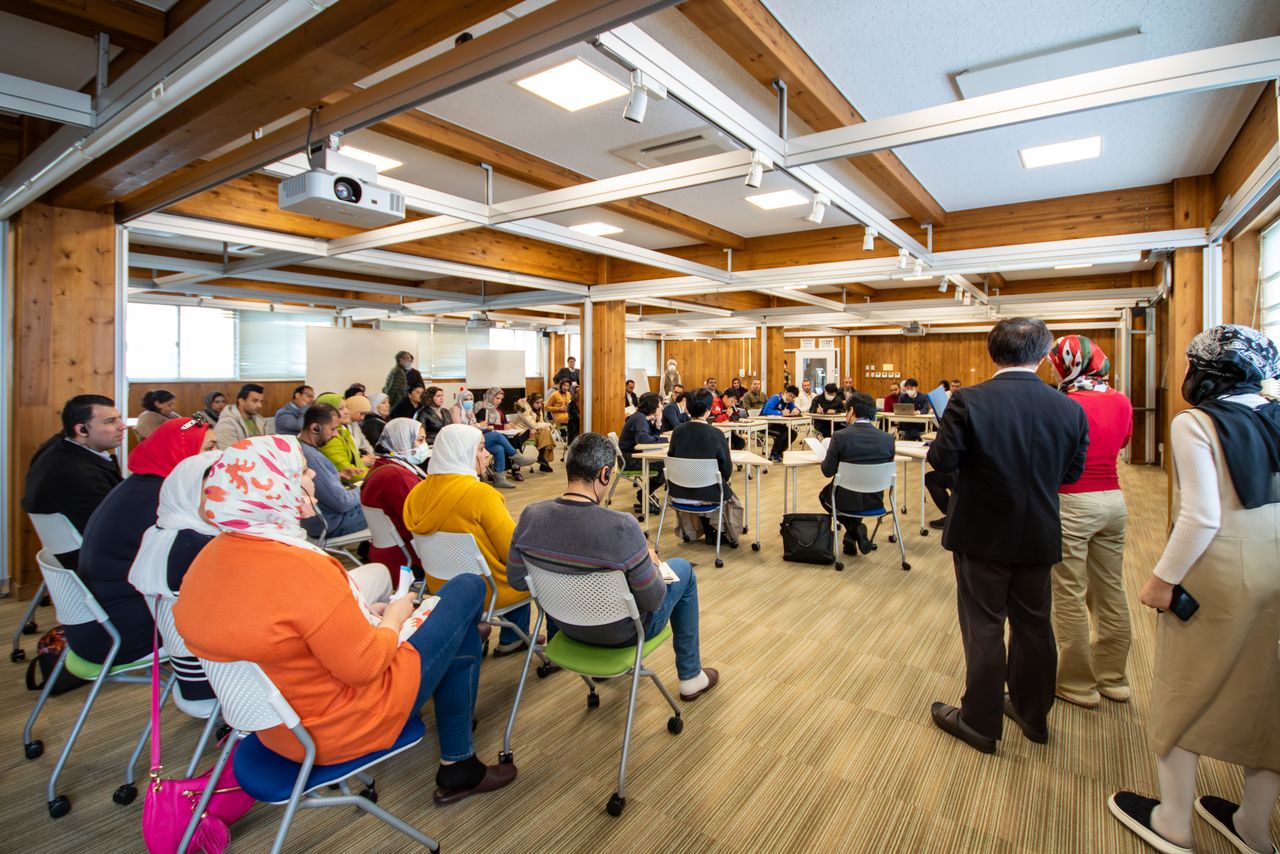 Teachers from Egypt observing a broad-ranging training session for Japanese teachers. (© Nippon.com)