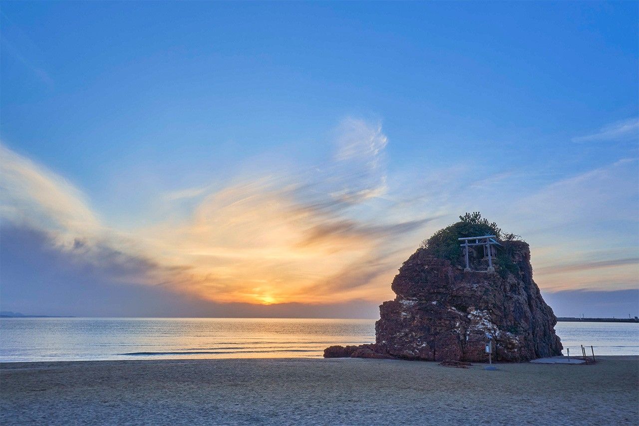 Inasa Beach and the Sea of Japan beyond. (© Pixta)