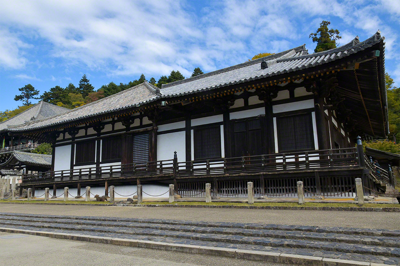Today, the Hokkedō (Lotus Hall) enshrines 10 sculptures that have been designated as national treasures. The prayer hall on the right was added by Chōgen (1121–1206) during the Kamakura period (1185–1333). The building as it stands today thus combines elements from two different eras. (© Muda Tomohiro)