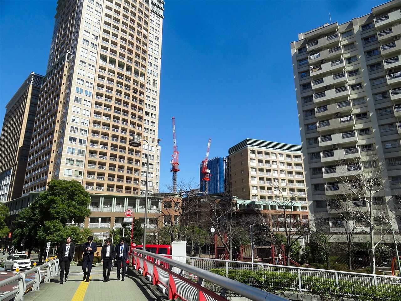 The banks of the Meguro River near Osaki have recently been redeveloped. (© Gianni Simone)