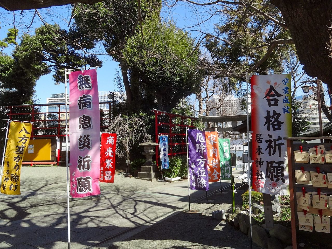 The shrine offers many types of prayers and amulets, for a price. (© Gianni Simone)