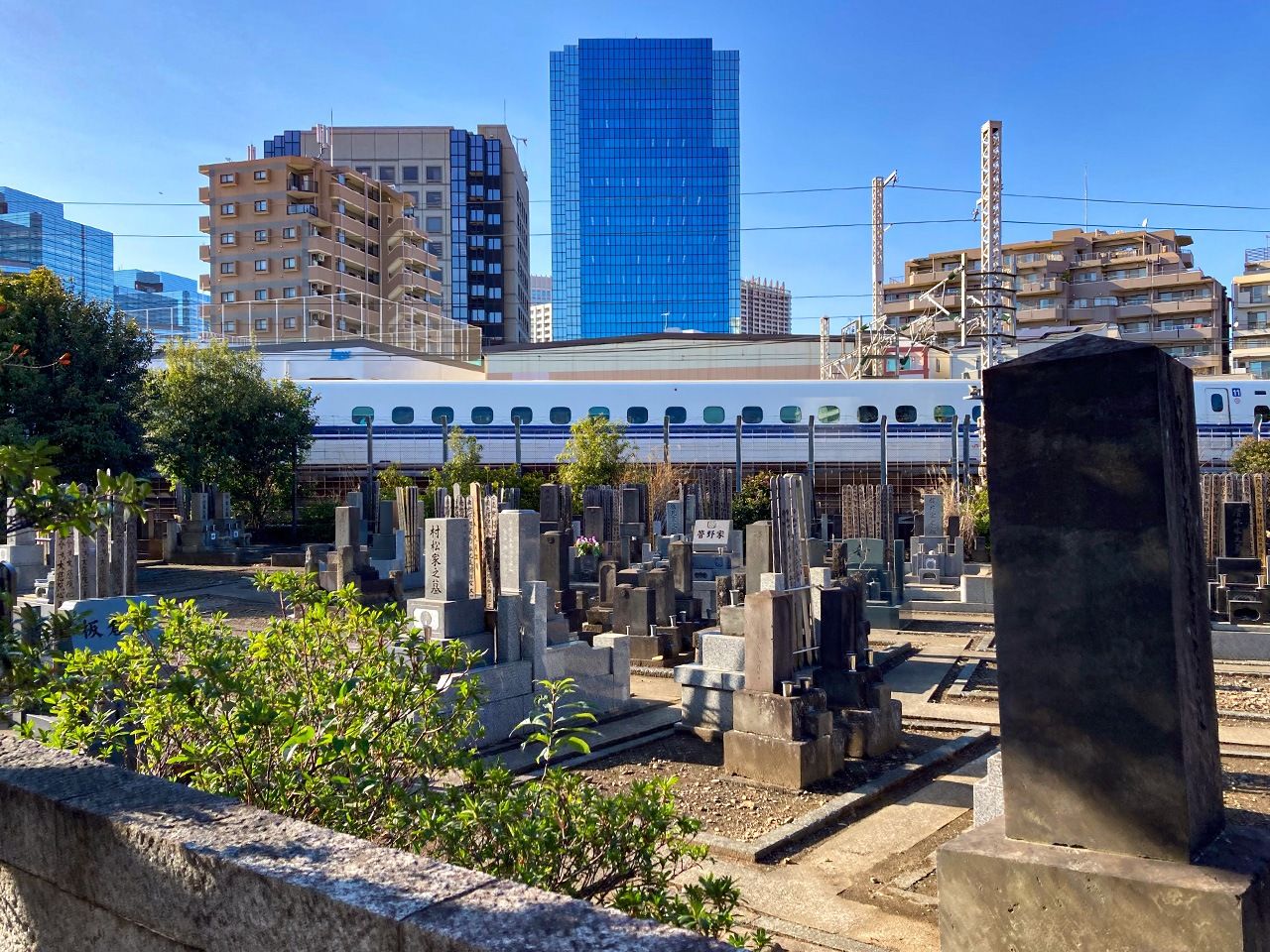 Tōkaiji’s centuries-old cemeteries lies wedged between the Shinkansen, the Yamanote, and the Keikyu lines. (© Gianni Simone)