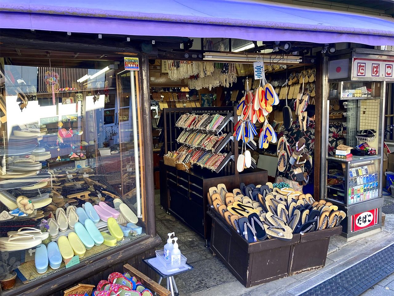 One of the oldest stores along the Old Tōkaidō is a traditional footwear shop that opened during the Meiji era. (© Gianni Simone)