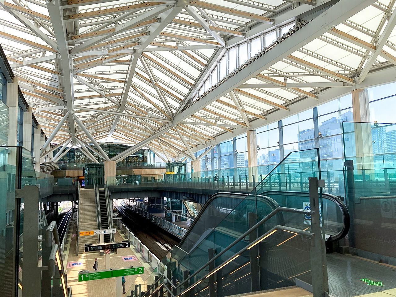 Newly built Takanawa Gateway Station, by the architect Kuma Kengo. (© Gianni Simone)