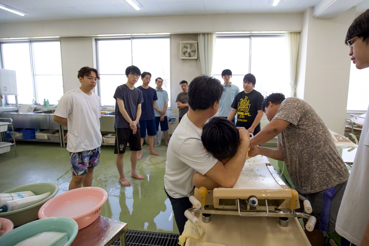 A class on providing bathing assistance. (&copy; Ōnishi Naruaki)