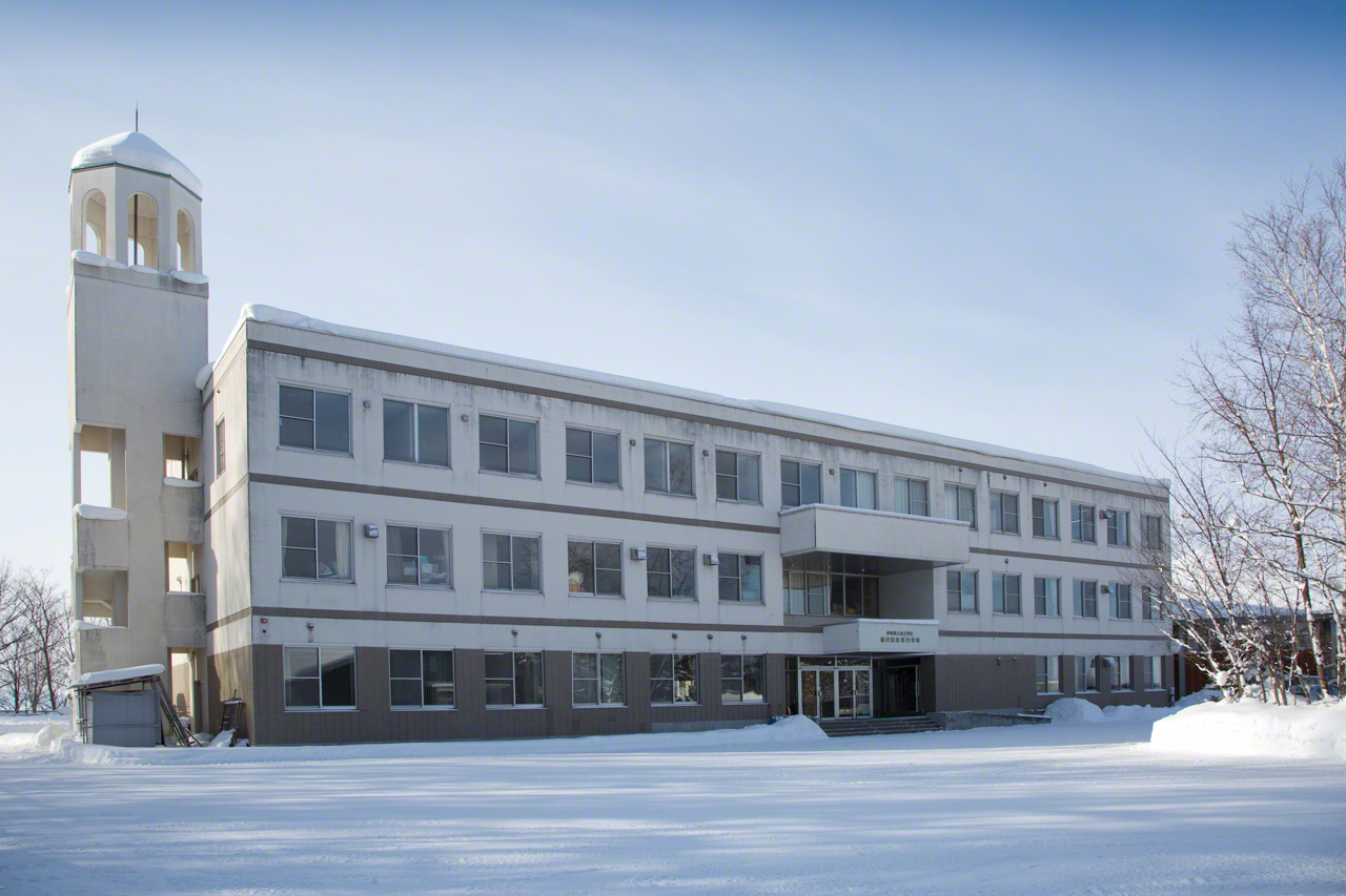 The Asahikawa Welfare Professional Training College&rsquo;s main building, with its iconic white tower. (&copy; Ōnishi Naruaki)