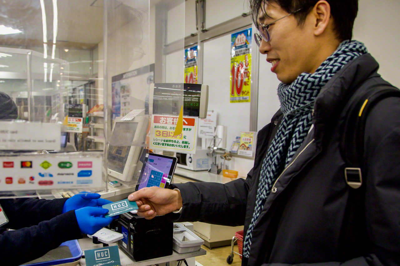 Kim makes a purchase with a Higashikawa Universal Card. (&copy; Ōnishi Naruaki)