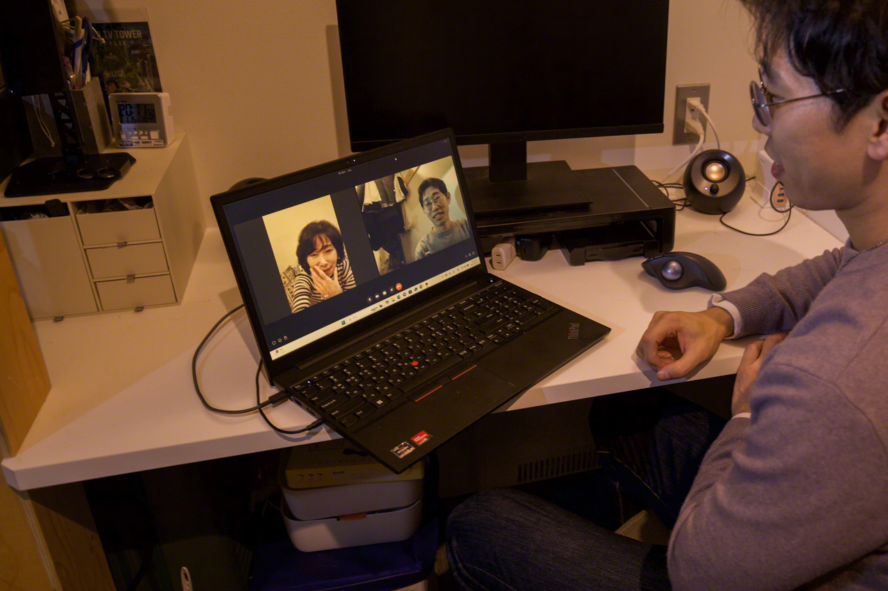 Kim video chats with his mother. (&copy; Ōnishi Naruaki)