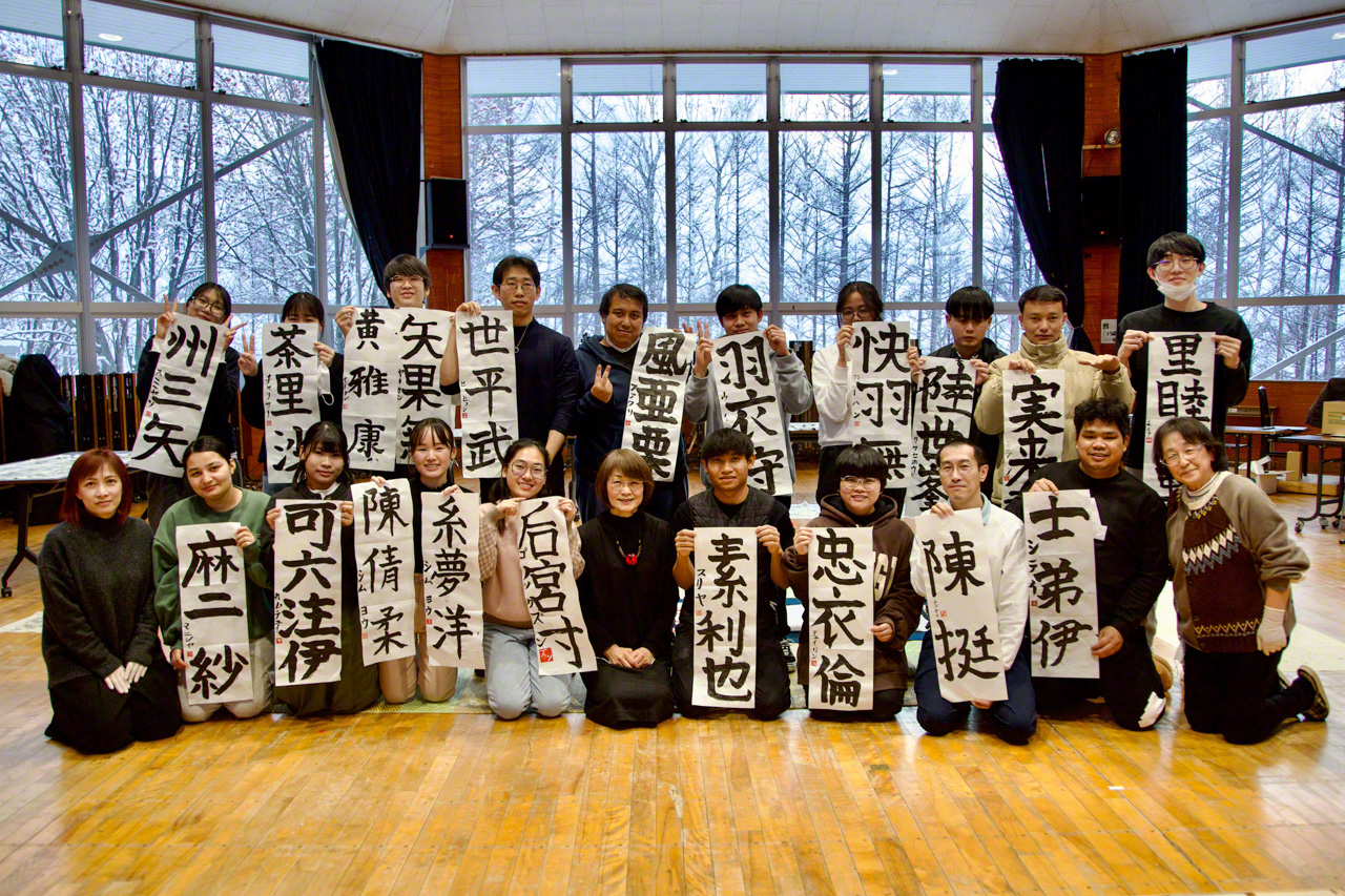 Students display their finished works. (&copy; Ōnishi Naruaki)