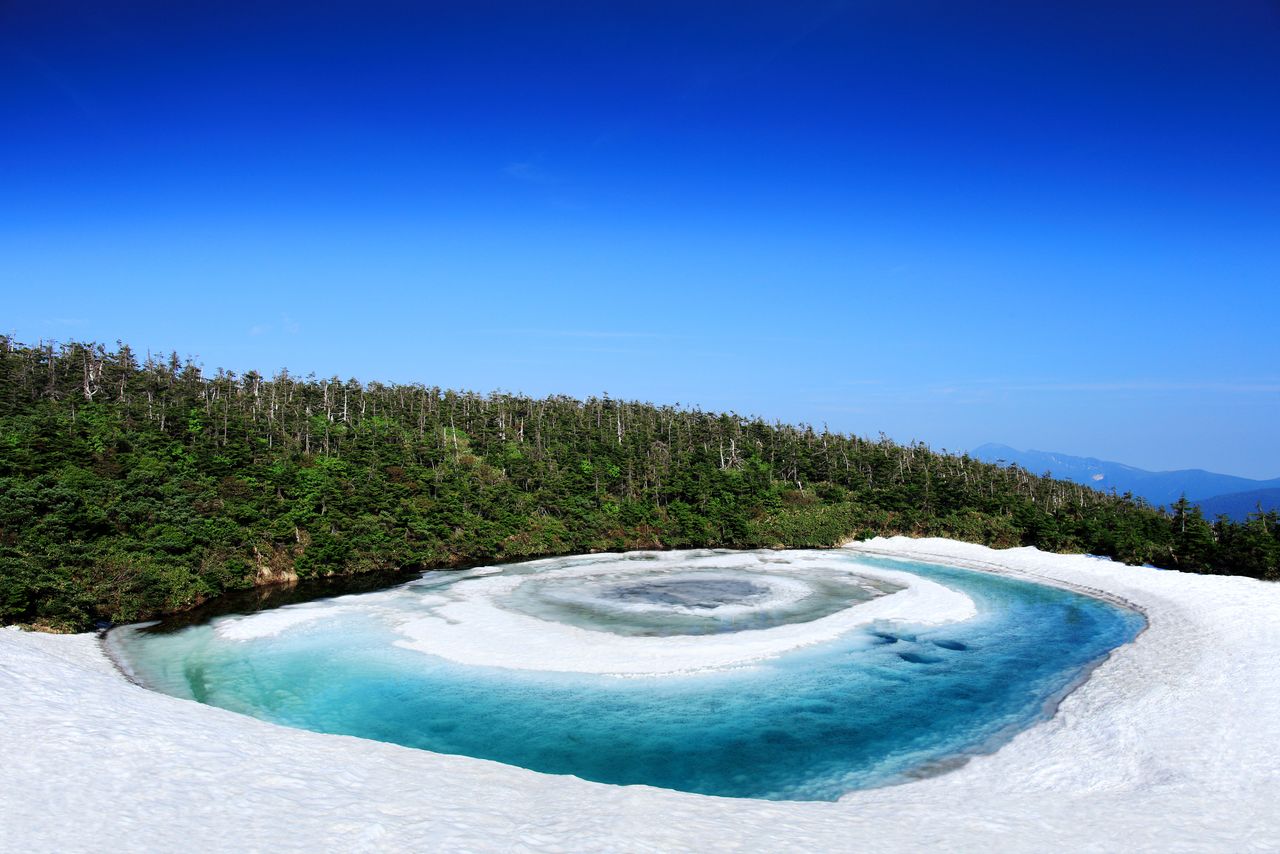 The Hachimantai Dragon Eye is revealed. (© Pixta)