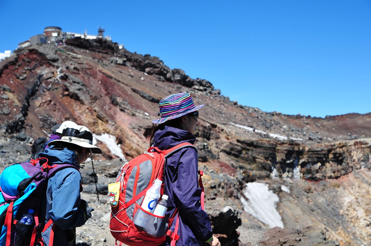 Approaching the summit of Mount Fuji. (© Pixta)