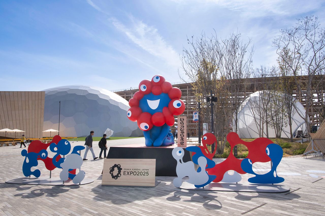 A spot for taking pictures with Myaku-Myaku, the official character for Osaka Expo 2025. (© Nippon.com)
