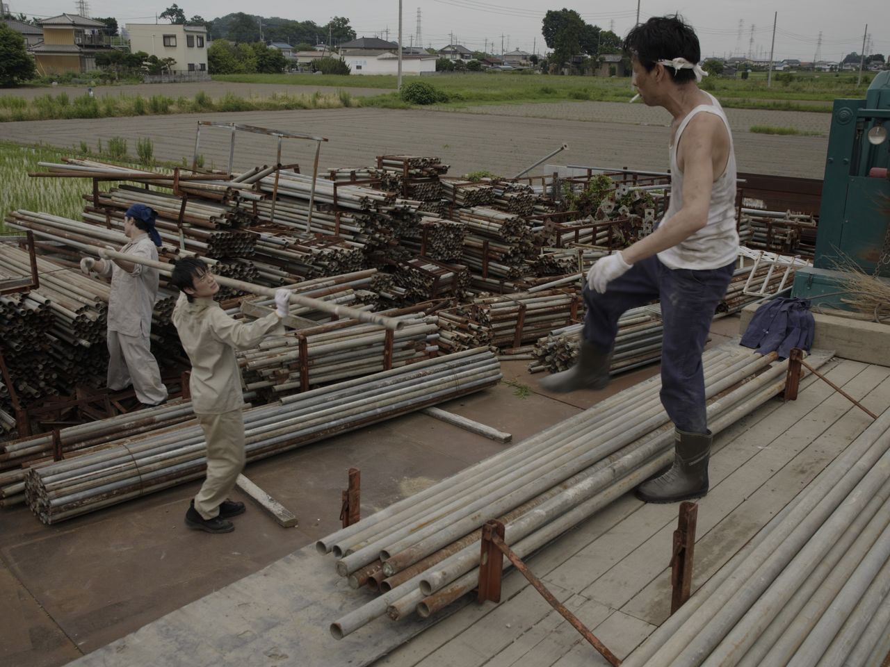 Kirishima made his living as a day laborer. (© Escape Production Committee 2025)