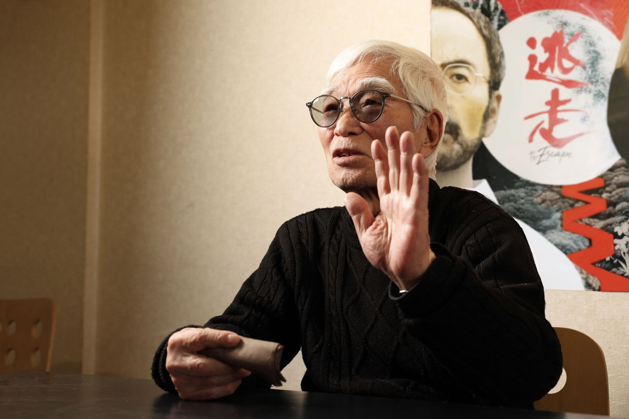 Adachi Masao talks about Escape. (© Hanai Tomoko)