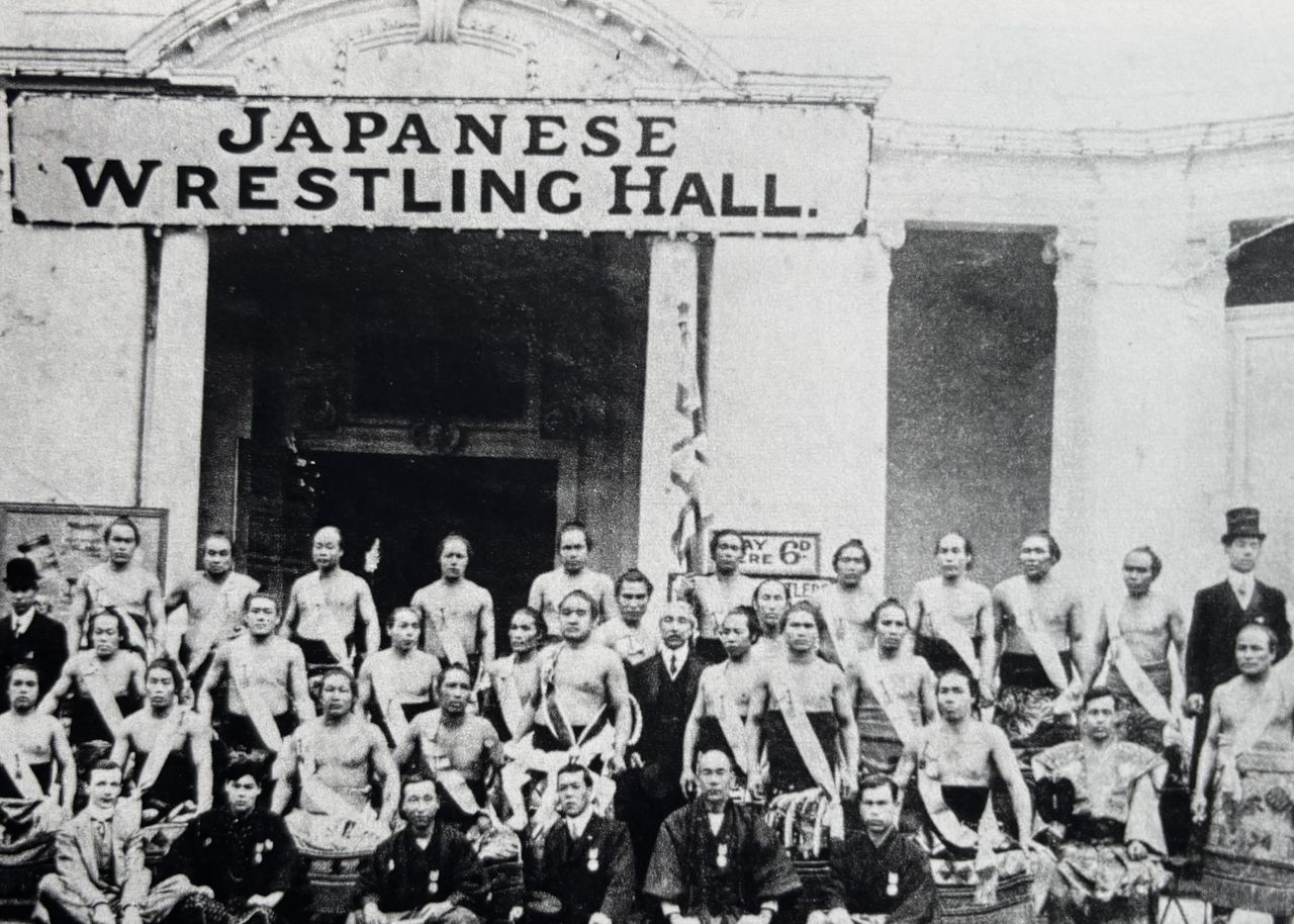 The Kyoto sumō association wrestlers participating in the Japan-British Exhibition in London in 1910. (© Nagayama Satoshi)