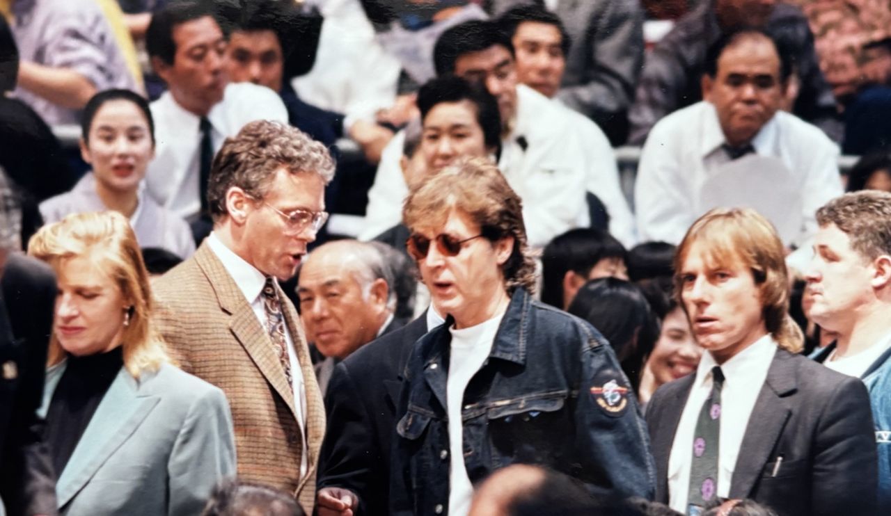 Paul McCartney (center) visits the Fukuoka Kokusai Center to view sumō at the November 2013 tournament. (© Nagayama Satoshi)