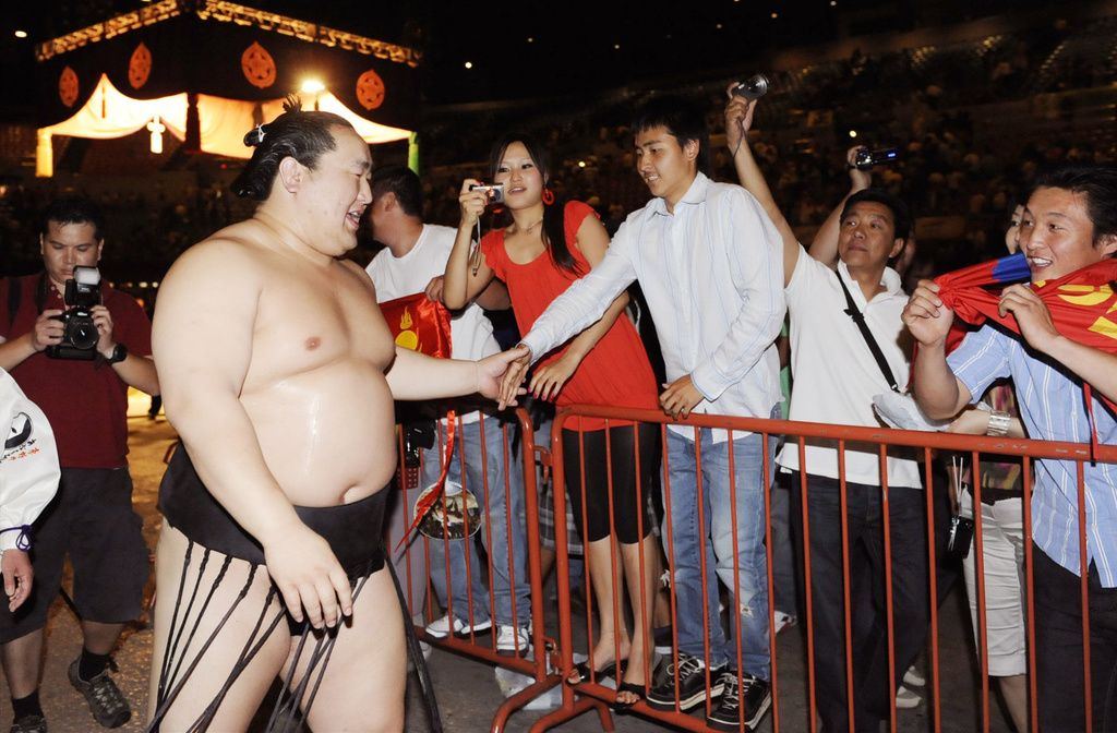 Yokozuna Asashōryū greets fans on the last day of the tourney held at the Memorial Sports Arena in Los Angeles in June 2008. (© Kyōdō)