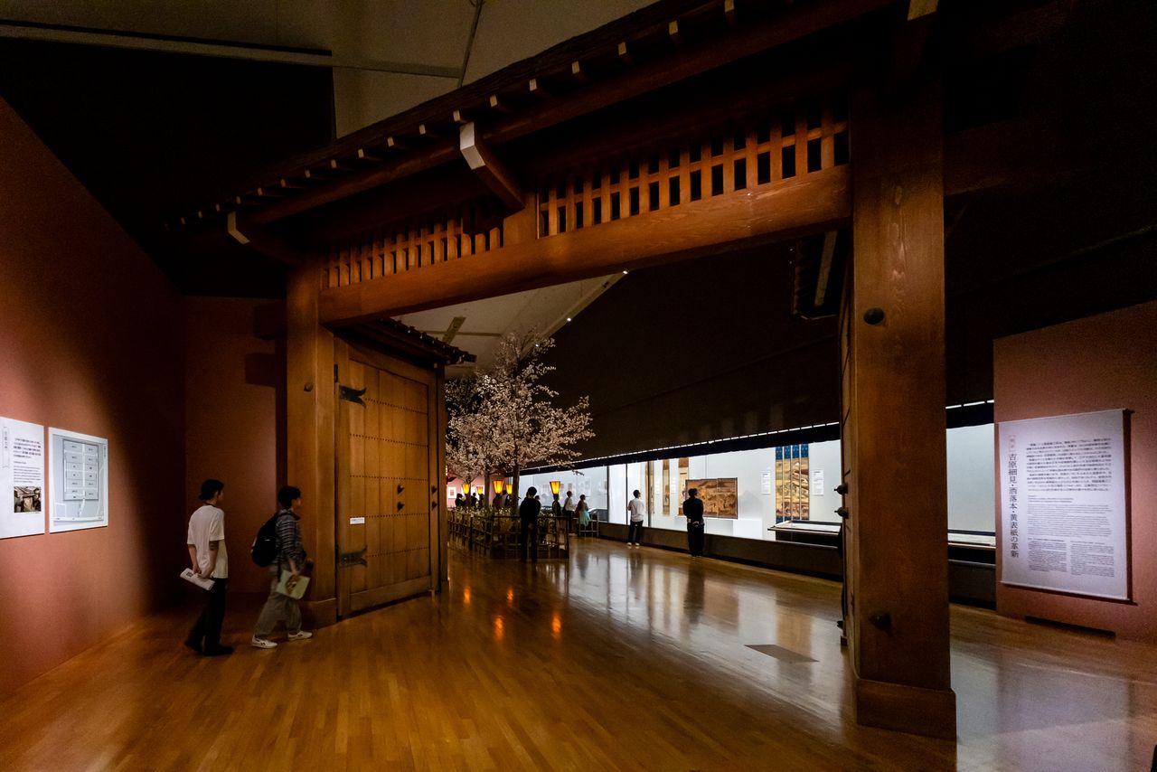 A recreation of the Yoshiwara Main Gate in the entrance area of the museum. (© Nippon.com)