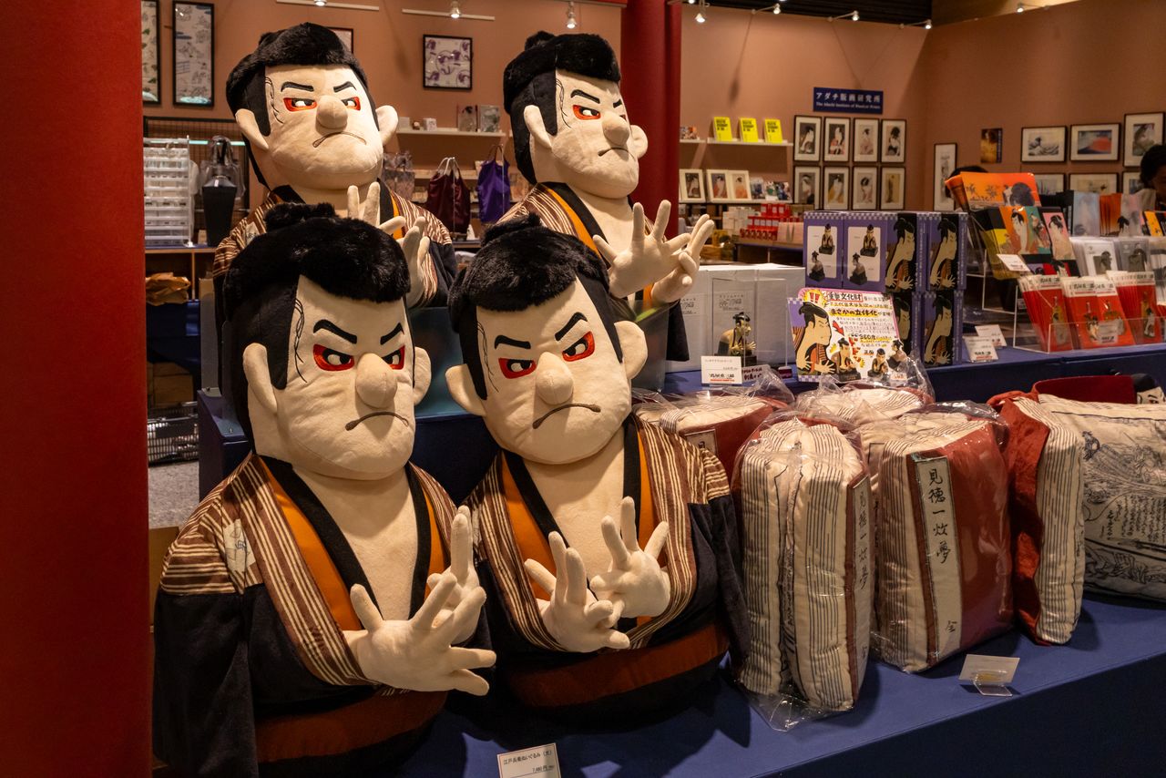 The popular themed plush in the museum shop. (© Nippon.com)