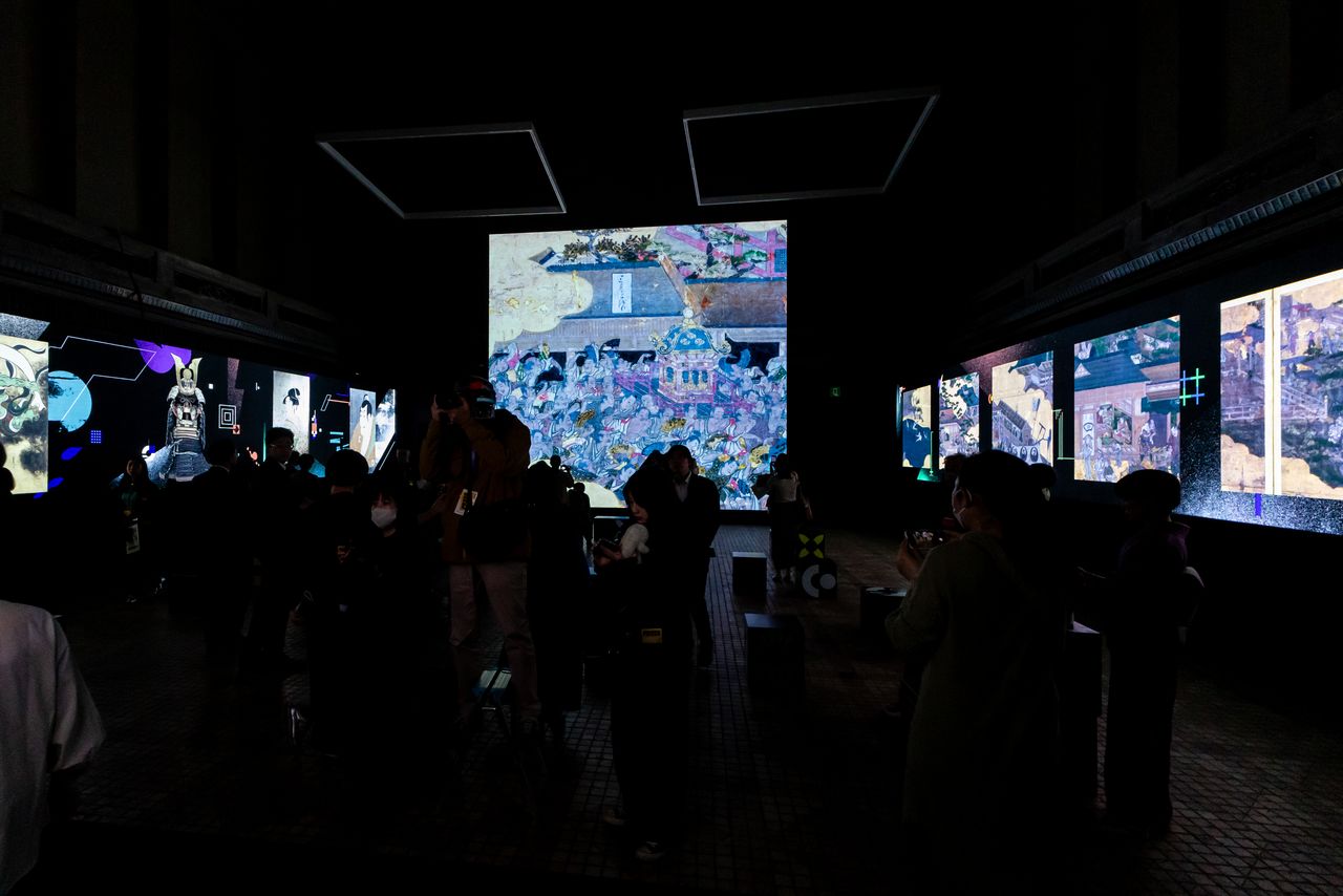 Surrounded by LED monitors, become immersed in exploring beauty that transcends time and space. (© Nippon.com)