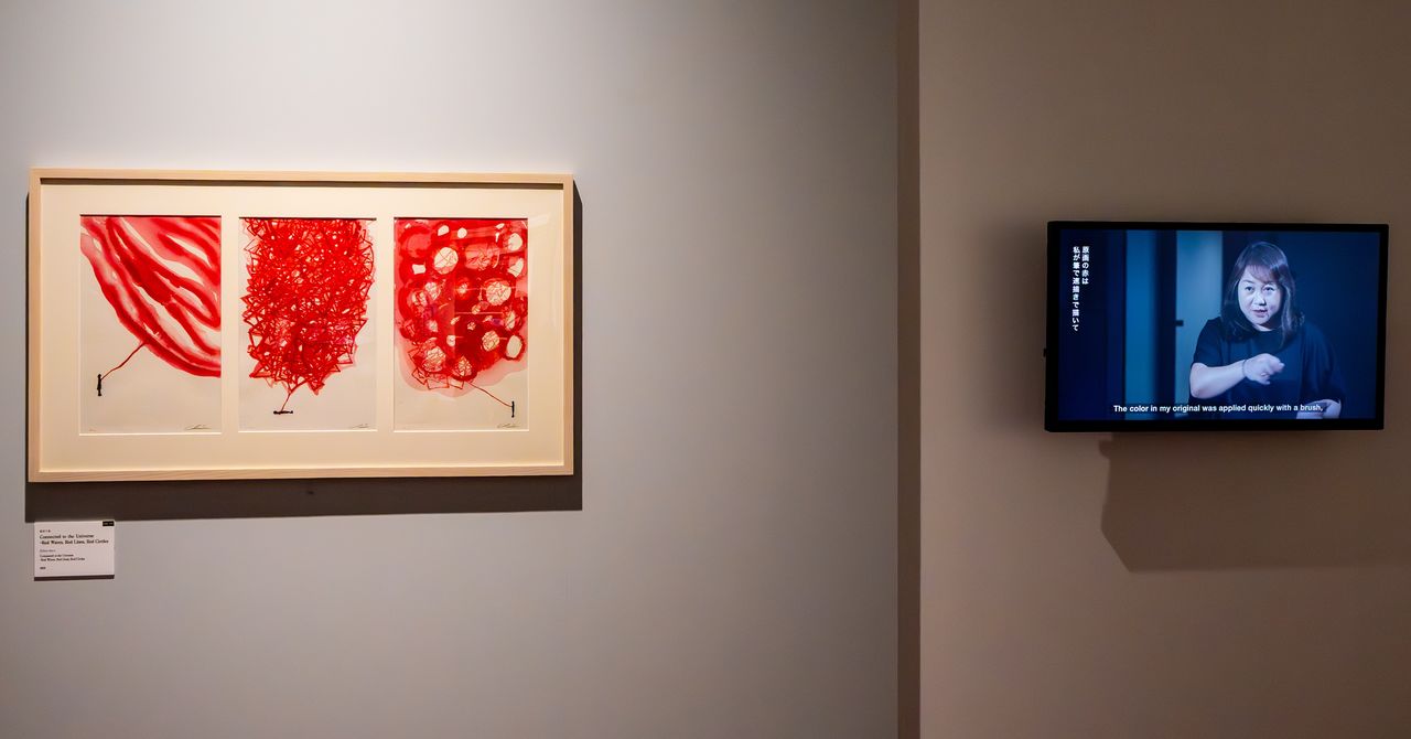 Shiota Chiharu’s spatial art uses countless threads to express being “connected with the universe.” (© Nippon.com)