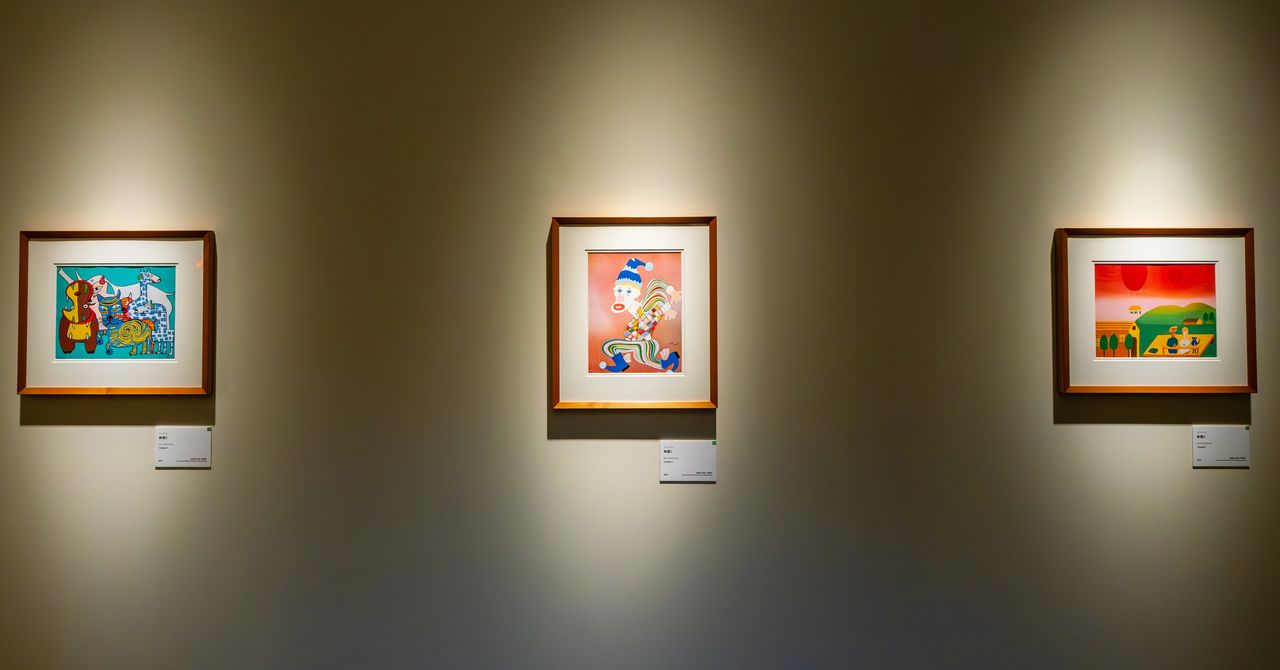 Paintings by Kitano Takeshi are also on display. (© Nippon.com)