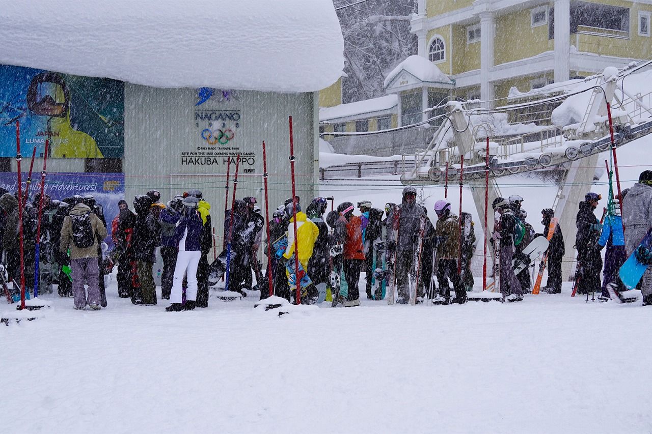 Skiers from around the globe enjoy the powder at Hakuba Happō-One Snow Resort. (© Nakahara Mieko)