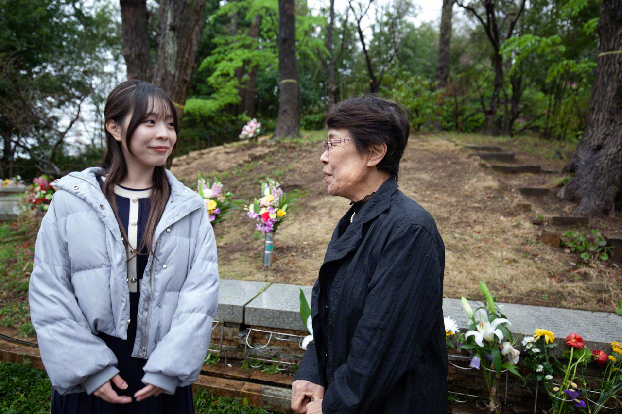 “I’m sure Grandpa’s glad we came to visit today,” Esashi smiles. (© Ōnishi Naruaki)