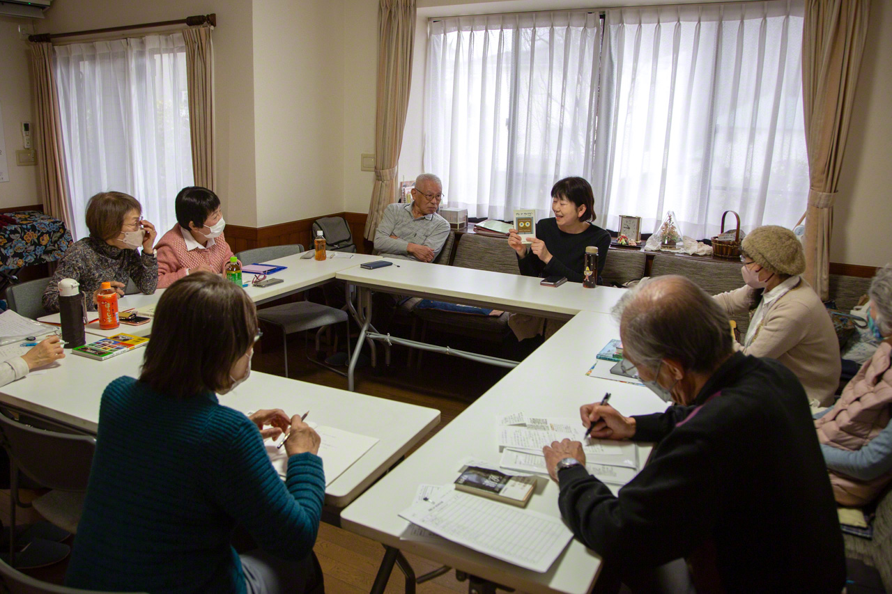 Members are free to attend as many or as few meetings as they like. A strong sense of solidarity and trust has grown up between people who share a similar view on life and death. (© Ōnishi Naruaki)