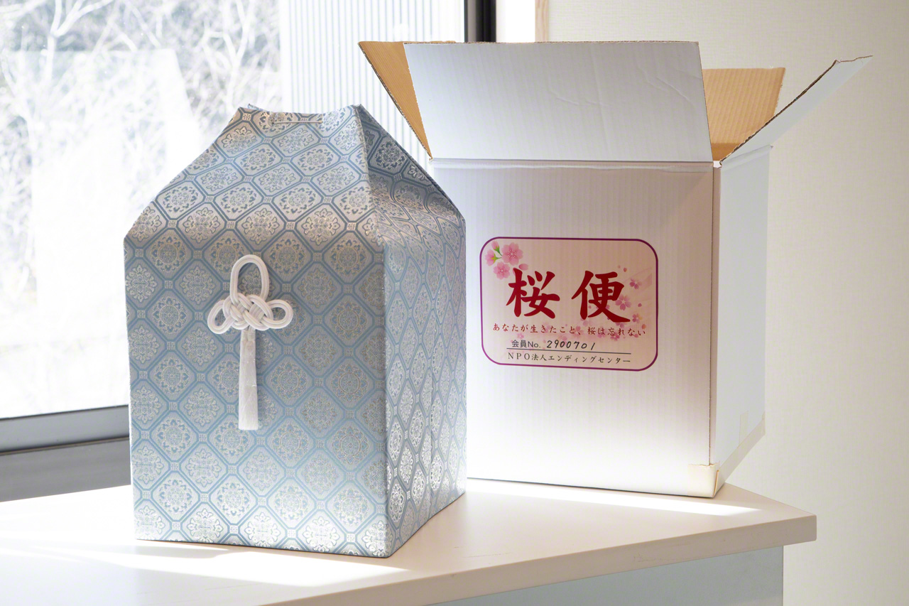 These thoughtfully put together “Sakura packages” are offered for elderly people who struggle to carry a heavy urn or for funerals that family members are unable to attend. (© Ōnishi Naruaki)