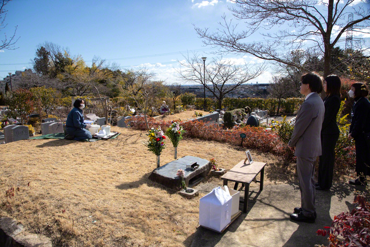 The urn is placed in the plot chosen by the deceased before her death. (© Ōnishi Naruaki)