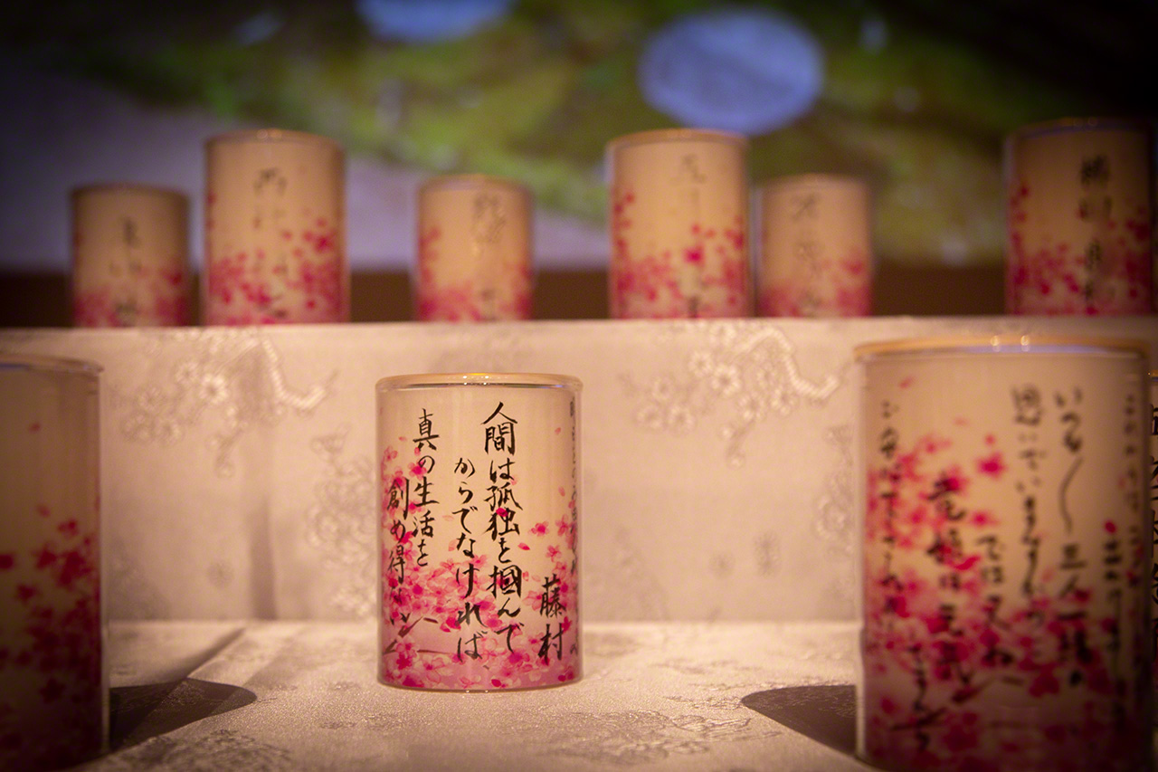 Messages left by members of the Ending Center. (© Ōnishi Naruaki)