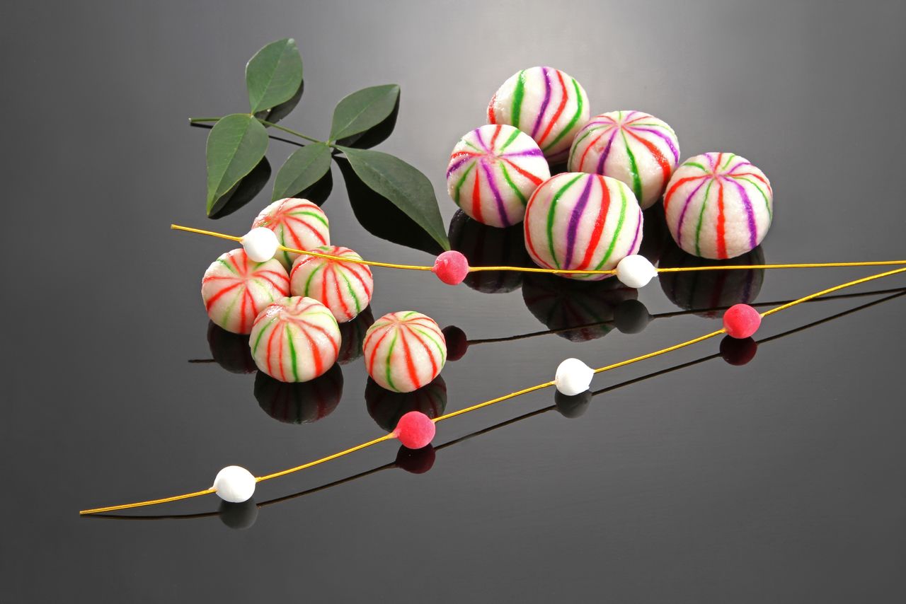 Shaped like traditional embroidered temari balls, this type of yaki-fu (baked or roasted fu) provides a festive addition to seasonal and celebratory dishes, particularly soups. (© Pixta)