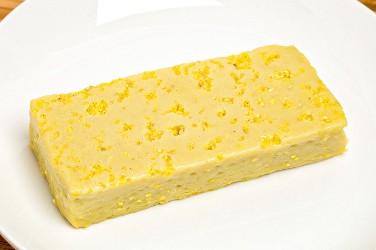 A type of nama-fu (boiled or steamed fu) containing millet flour. (© Pixta)