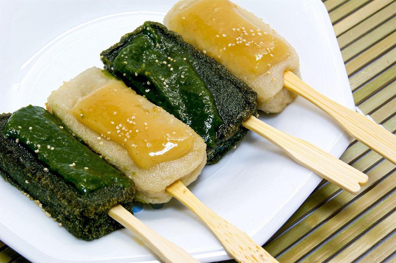 Nama-fu like awa-fu or varieties containing mochi and other types of starchy flour that are served with a coating of sweetened miso paste. (© Pixta)