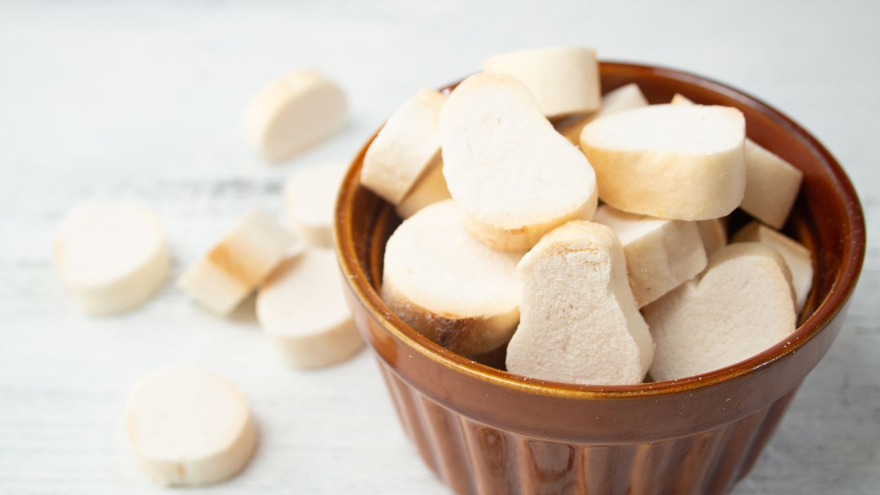 Small yaki-fu used in soups, stews, and as garnish. (© Pixta)