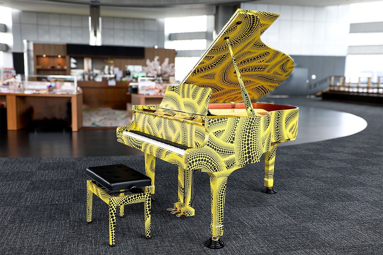 A public piano designed under the supervision of artist Kusama Yayoi. (© Ogawa Hiroo)