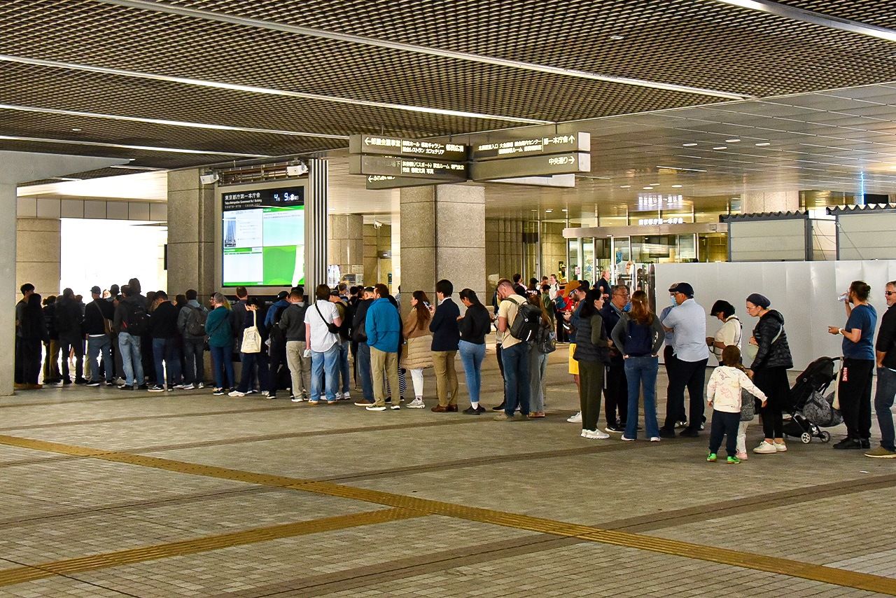 A long line of people waiting to take the elevator to the observation deck at the Tokyo Metropolitan Government Building. (© Ogawa Hiroo)