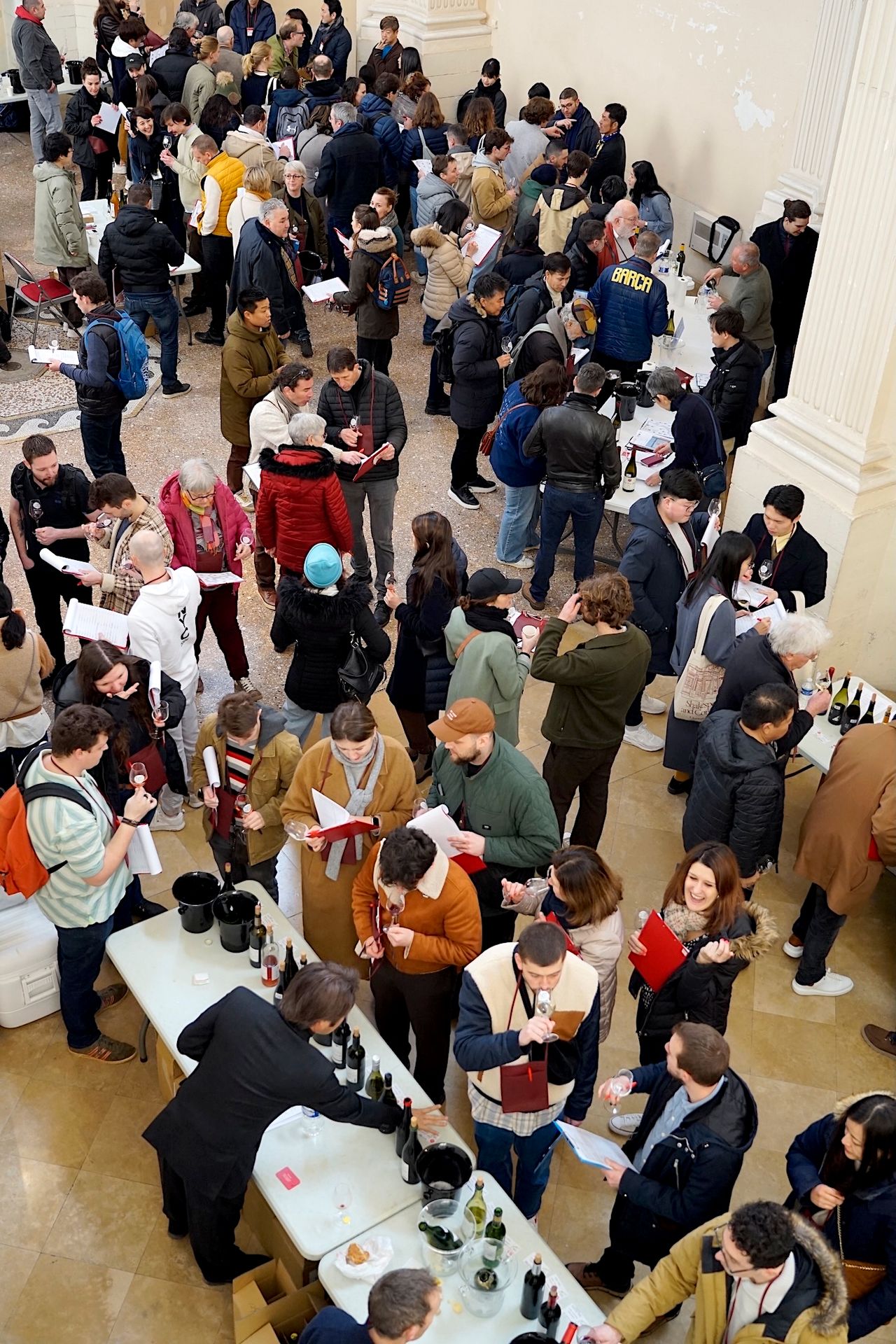 The Japanese community living in Burgundy helped to run the event. They served 600 bottles across 139 labels. (© Ukita Yasuyuki)