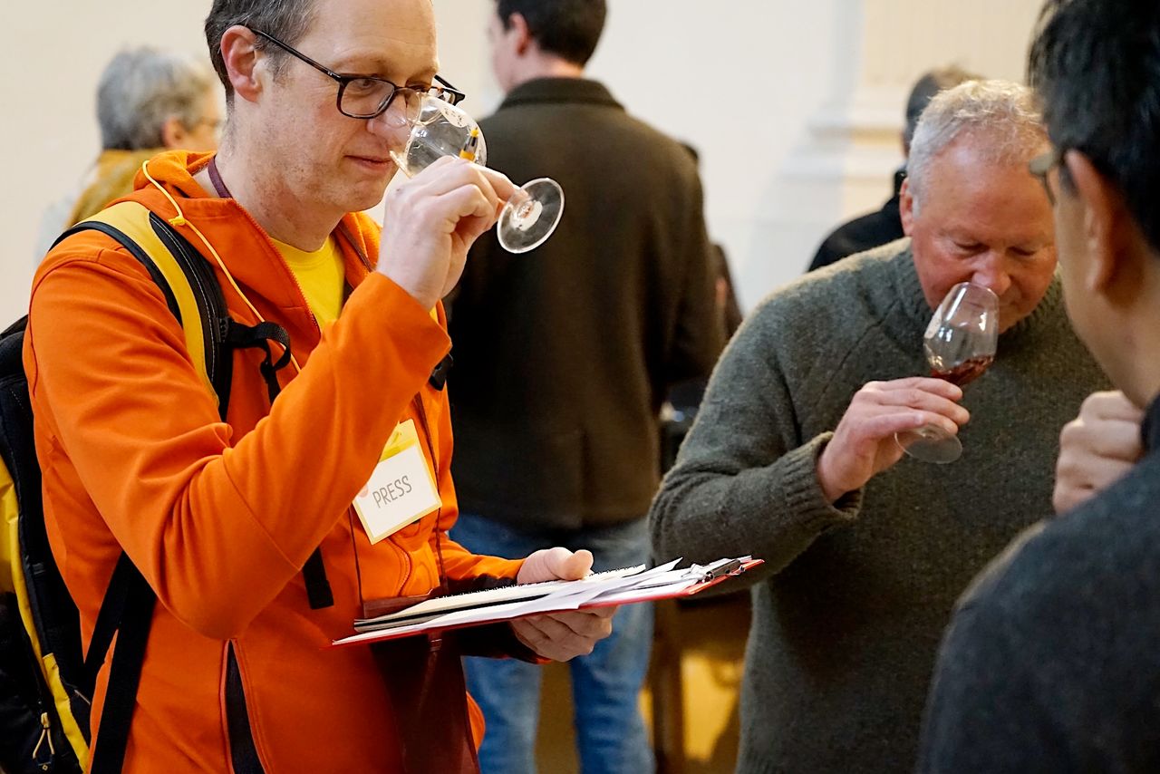 On the left is a wine journalist specializing in covering and talking about Japanese wine. On the right is Etienne de Montille, a Burgundy wine maker also making wine in Hokkaidō, whose wine was also being served at this event. (© Ukita Yasuyuki)