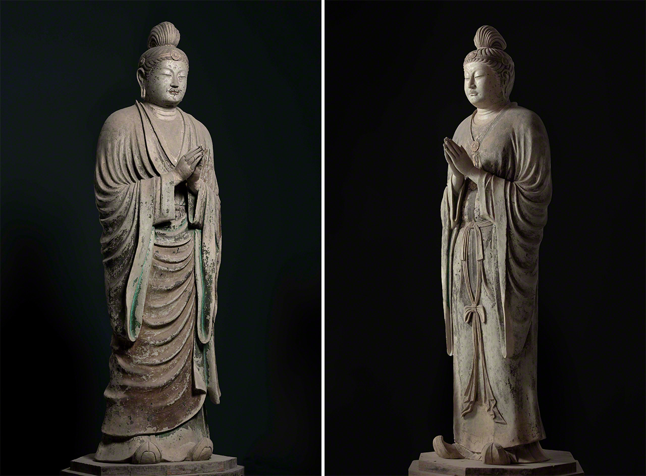 Standing images traditionally said to represent the Sunlight (left) and Moonlight Bodhisattvas. (© Muda Tomohiro)
