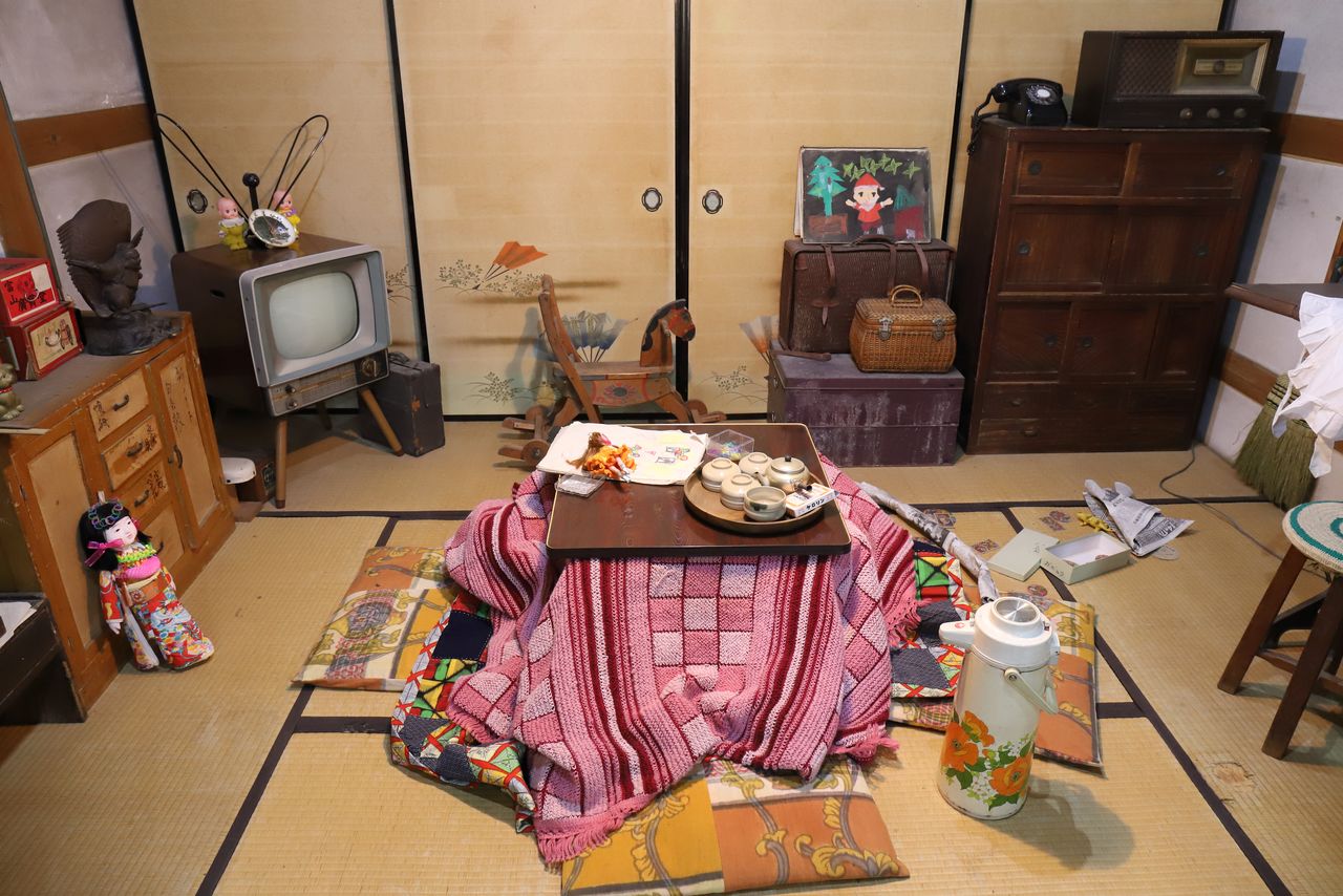 Televisions appeared rapidly in Japanese homes in the 1950s. (© Pixta)