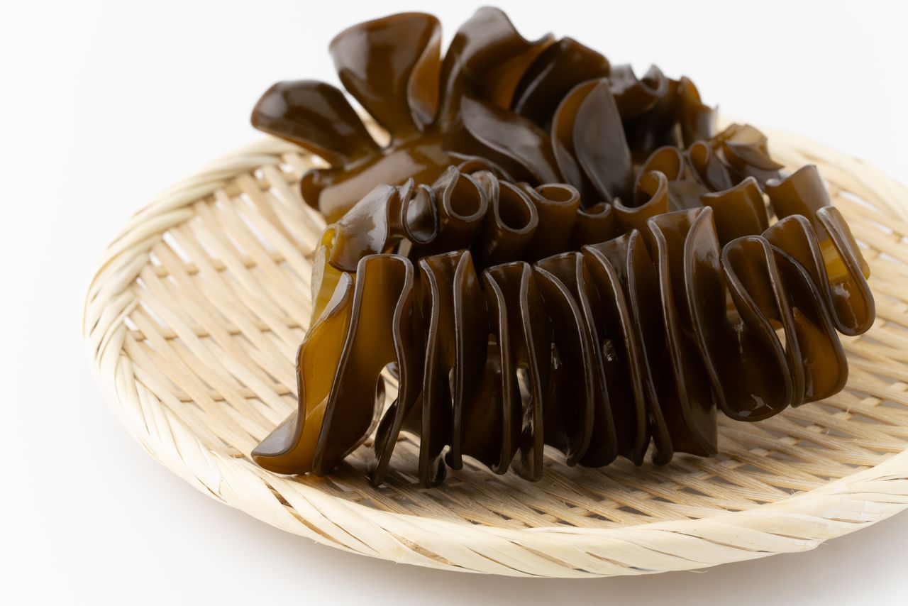 Raw mekabu (© Pixta)