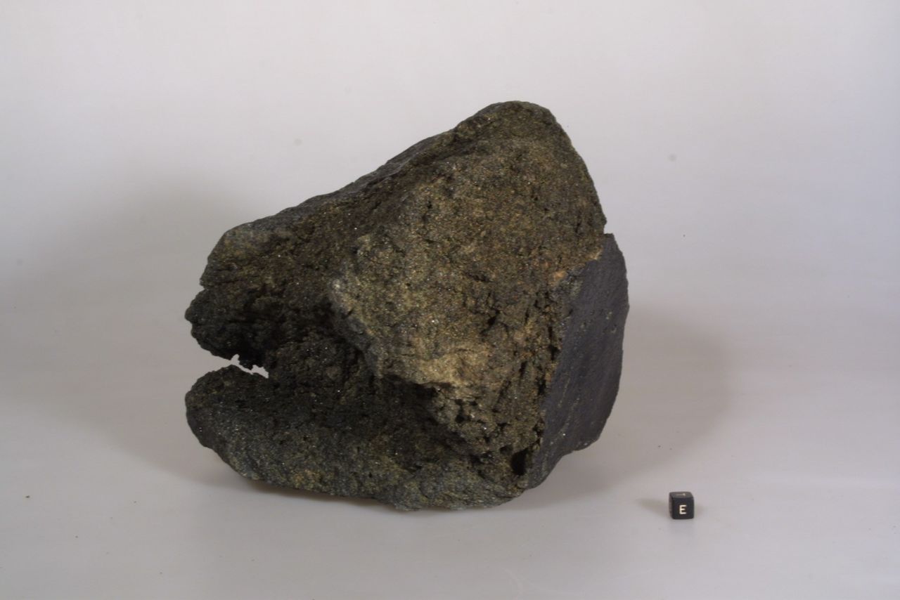 Yamato 000593 from the side. (Courtesy the National Institute of Polar Research)