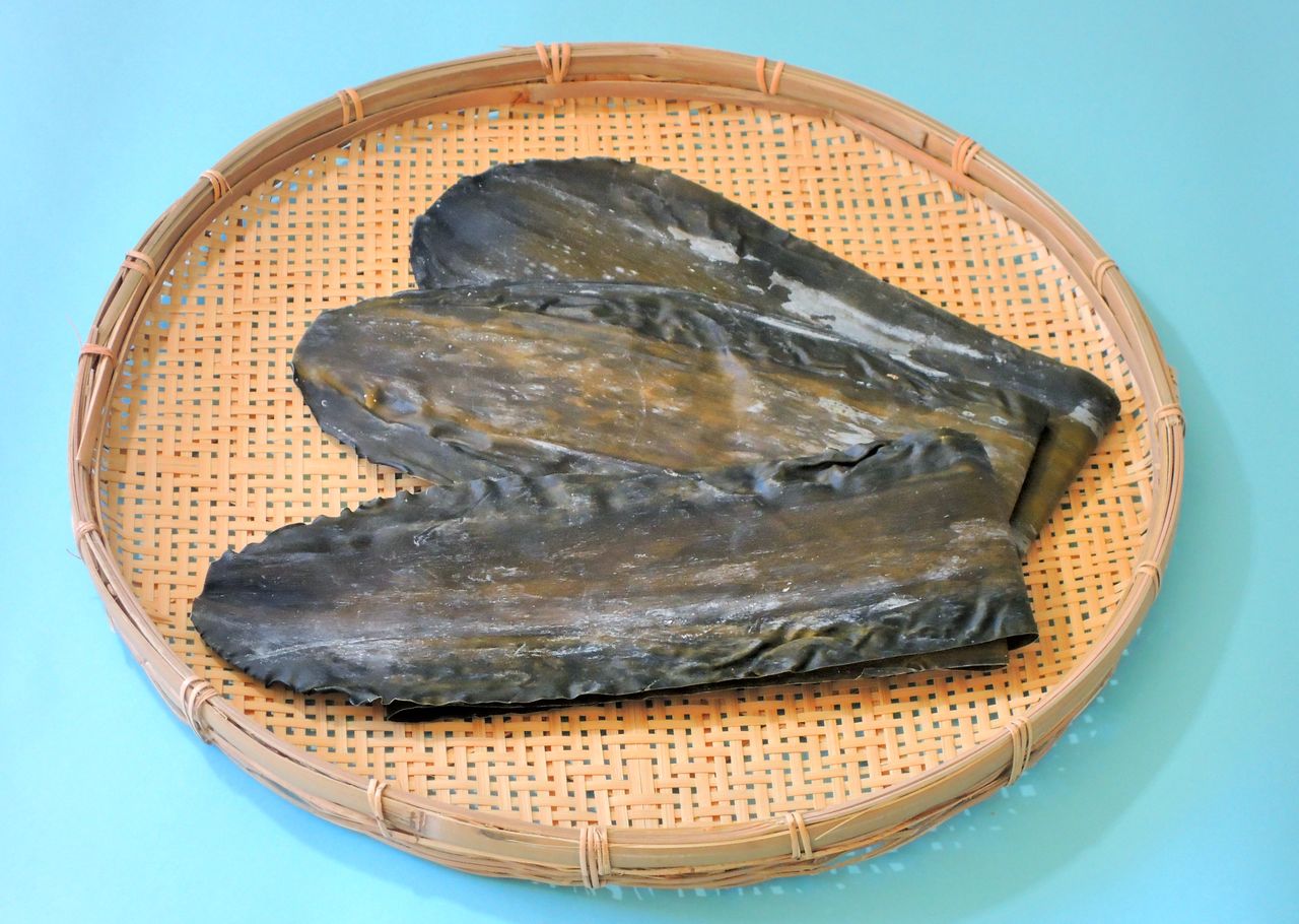 Dried Rausu konbu, used to make dashi soup stock is popular for its strong umami taste. (© Yamamoto Tomoyuki)