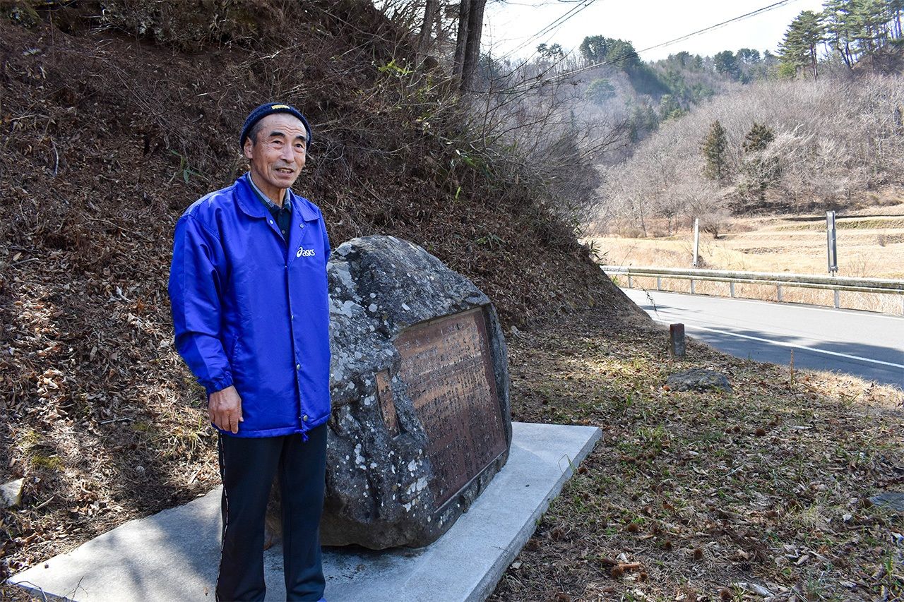Maekawa Hisashi at the roadside memorial to the fire. (© Abe Haruki)