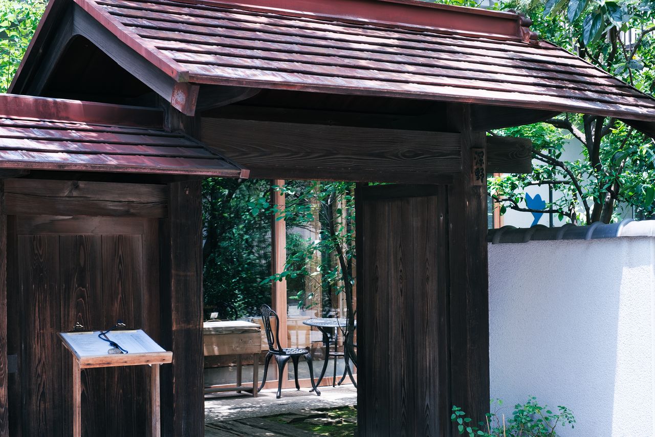 The wooden gate’s jutting roof is a clear landmark. (© Kawaguchi Yōko)