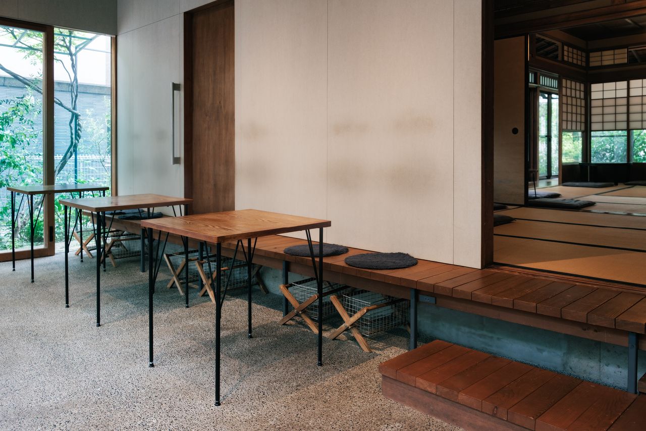 The doma is bright and airy. A tatami-floored washitsu can be seen to the right. (© Kawaguchi Yōko)